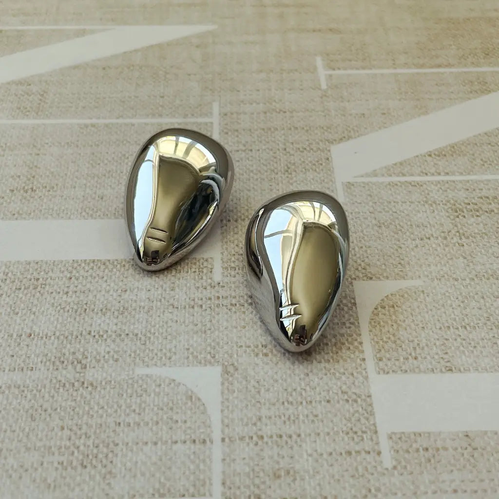 upside_down_teardrop_earring_4